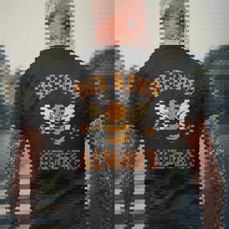 蜂はいつも優しく。先生の優しさ メンズTシャツ バックプリント 高齢者への贈り物