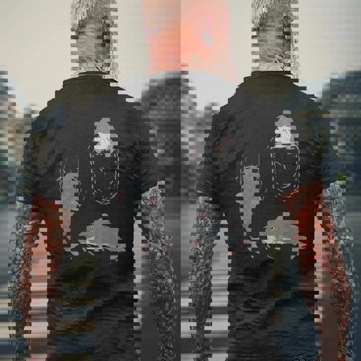 袋に入った魚 ナマズ メンズTシャツ バックプリント 高齢者への贈り物