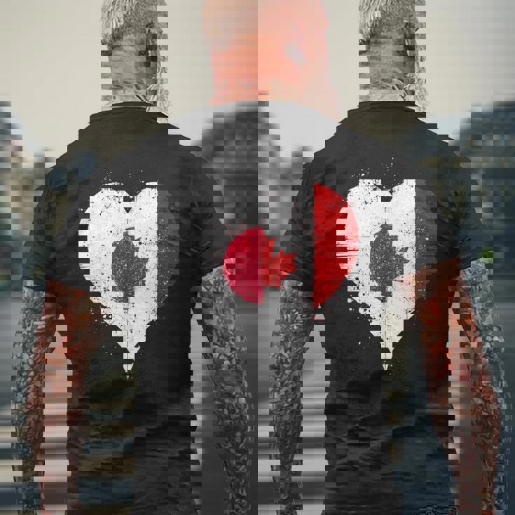 誇り高き日系カナダ人を想うビンテージスタイルのクールなカナダ国旗と日本国旗 メンズTシャツ バックプリント 高齢者への贈り物