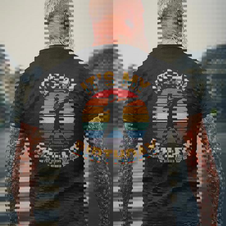 誕生日 男の子 衣装 ヴィンテージ It's My Birthday Dabbingunset メンズTシャツ バックプリント 高齢者への贈り物