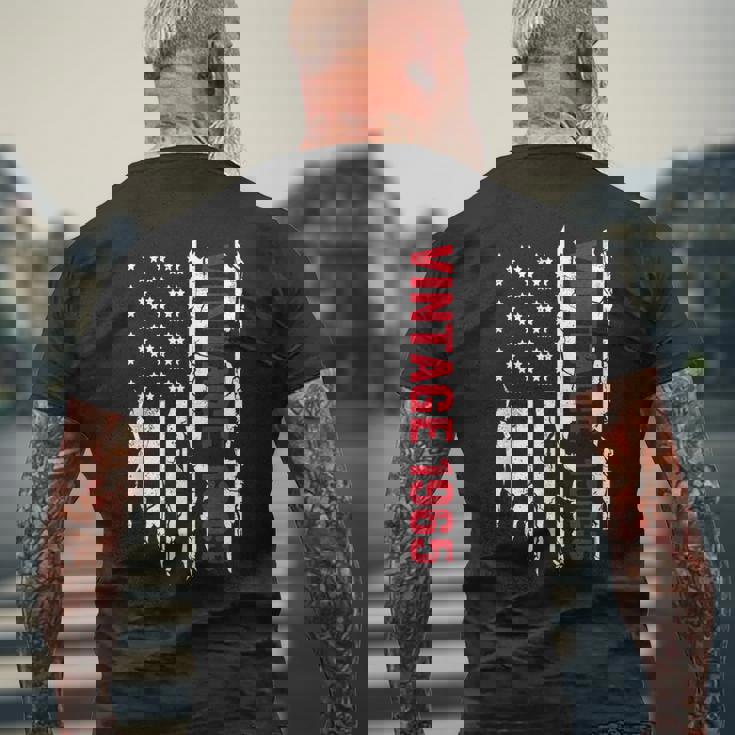 誕生日のためのアメリカ国旗誕生年 1965 メンズTシャツ バックプリント 高齢者への贈り物