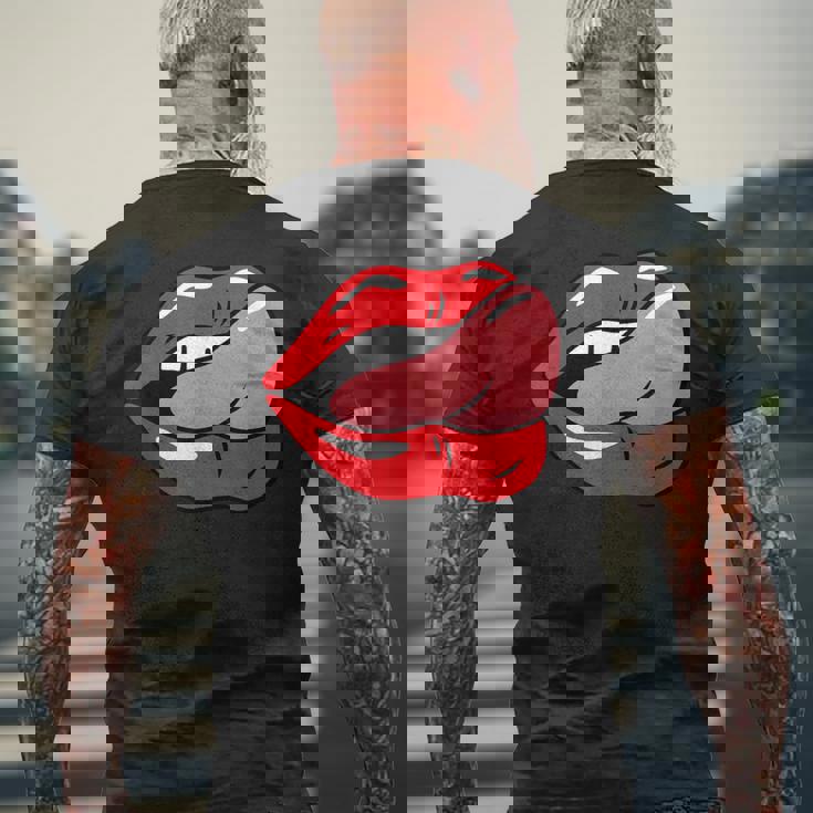 赤い唇を舐めるロックンロールグラフィック。 メンズTシャツ バックプリント 高齢者への贈り物