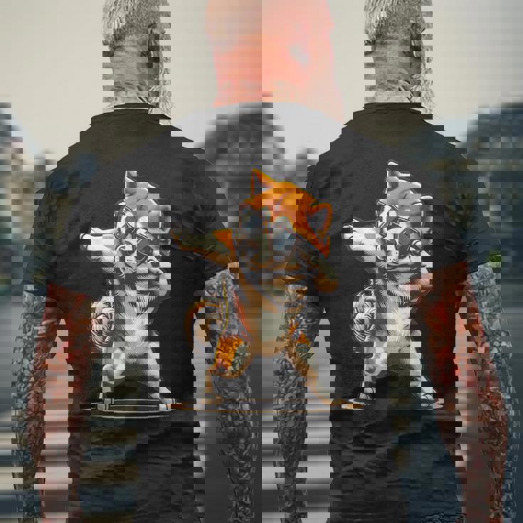 軽く叩く秋田犬 踊る軽く叩く犬 メンズTシャツ バックプリント 高齢者への贈り物