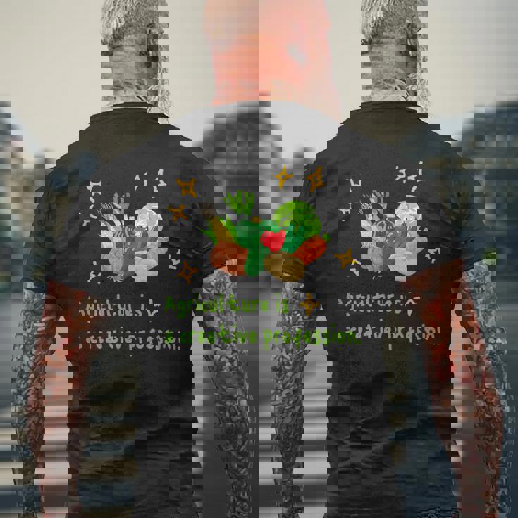 農業はクリエイティブ 野菜 生産 畑 家庭菜園 農家 アグリカルチャー 食育 芸術作品 メンズ レディース キッズ メンズTシャツ バックプリント 高齢者への贈り物