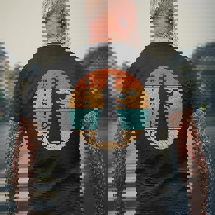 道場開業医のためのビンテージ合気道武道デザイン。 メンズTシャツ バックプリント 高齢者への贈り物