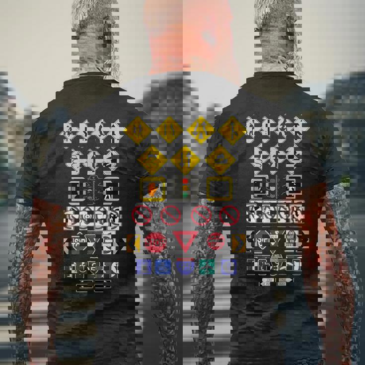 道路標識、警告標識 メンズTシャツ バックプリント 高齢者への贈り物