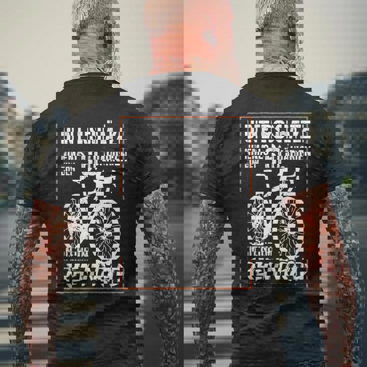 還暦 ロードバイク 自転車 言い回し サイクリング メンズTシャツ バックプリント 高齢者への贈り物