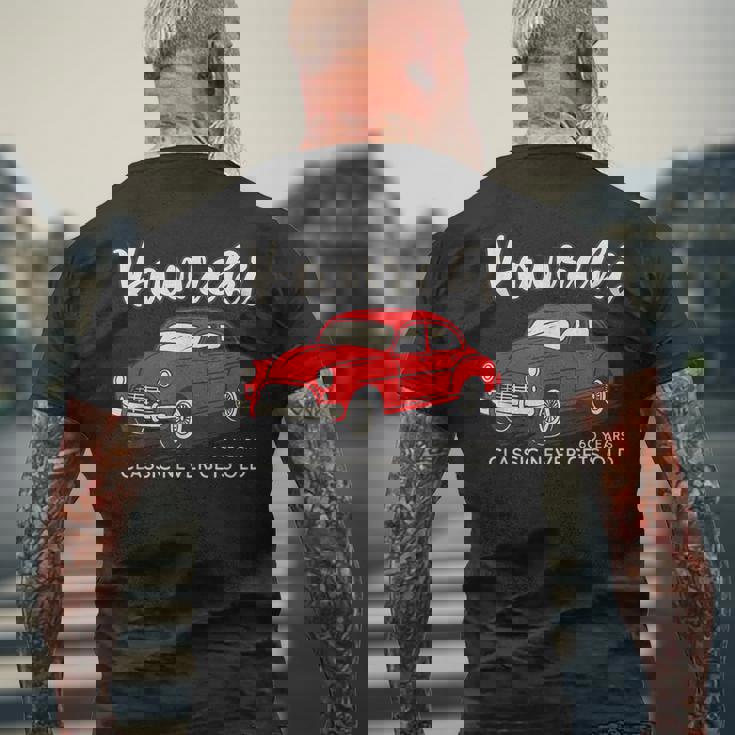 還暦祝い 車好き 父 男性 レトロ クラシックカー60歳 Classic Never Gets Old メンズTシャツ バックプリント 高齢者への贈り物