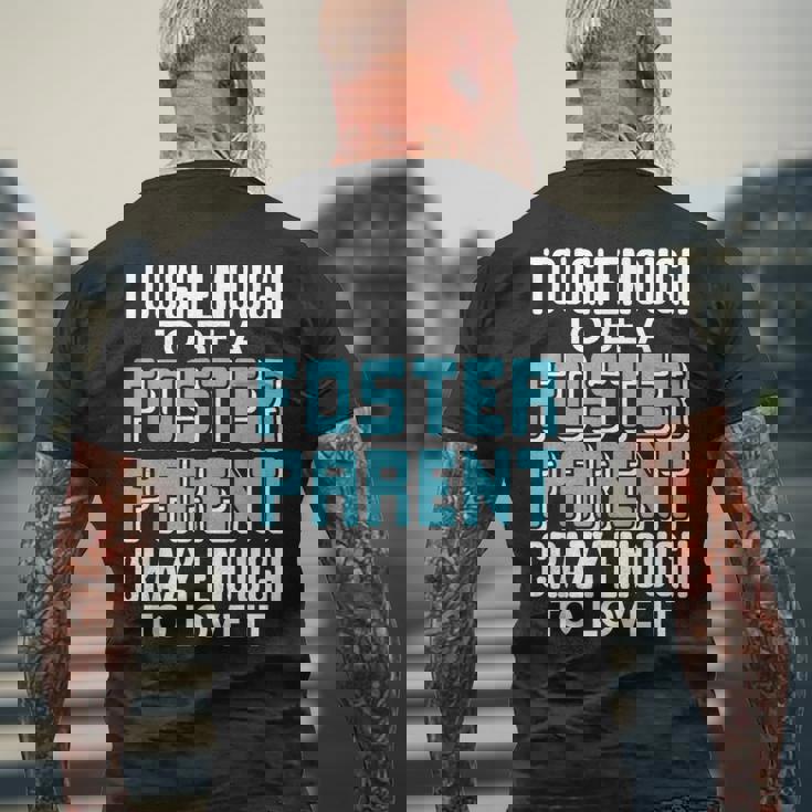 里親になるには十分な強さと情熱 メンズTシャツ バックプリント 高齢者への贈り物