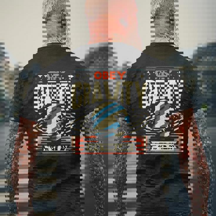 重力に従いなさい、それが法です Obey Gravity It's The Law メンズTシャツ バックプリント 高齢者への贈り物