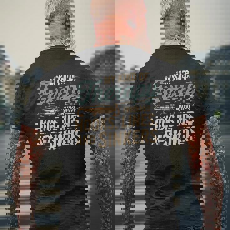 釣り My Kind Of Therapy フック ライン シンカー おもしろいことわざ メンズTシャツ バックプリント 高齢者への贈り物