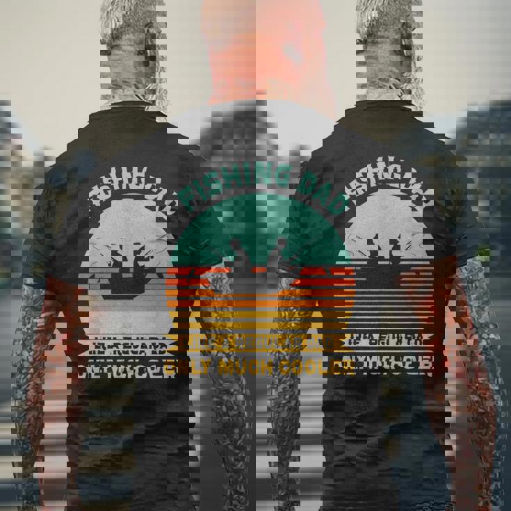 釣りバカ日誌 普通のパパよりカッコイイ！？ おとっつぁん フィッシャー 父 魚 フィッシング メンズTシャツ バックプリント 高齢者への贈り物