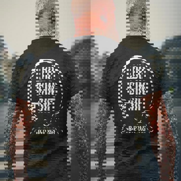 釣り好き 釣りに行きたい ゲン担ぎ ラッキーアイテム 釣り好きな人へのプレゼント 面白い キャンプ 趣味 漁師 釣り メンズTシャツ バックプリント 高齢者への贈り物