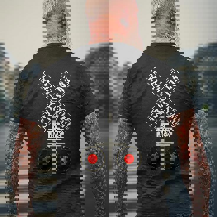 鉄道 踏切 ライト トラック 道路標識 メンズTシャツ バックプリント 高齢者への贈り物