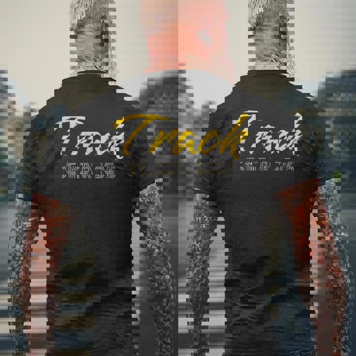 陸上競技 メンズ レディース キッズ トラック シニア 2025 メンズTシャツ バックプリント 高齢者への贈り物