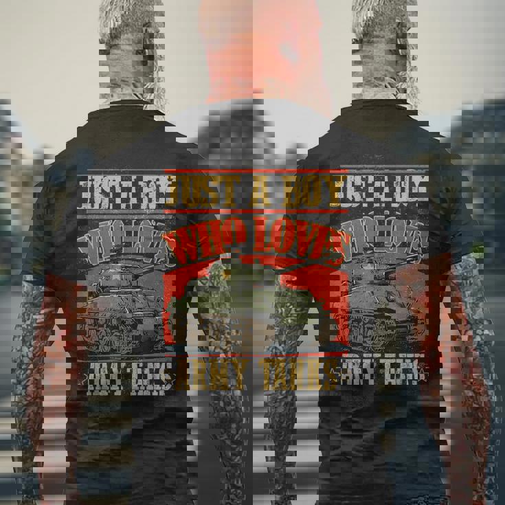 陸軍戦車が大好きな少年第二次世界大戦のシャーマン戦車 メンズTシャツ バックプリント 高齢者への贈り物