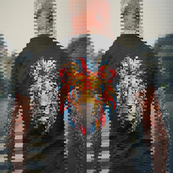 雄大なライオンヘッド 赤、黄、青の芸術的なたてがみ メンズTシャツ バックプリント 高齢者への贈り物