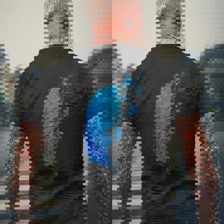 青い羽と鳥が飛んでいる青い羽 キュートでスタイリッシュ メンズTシャツ バックプリント 高齢者への贈り物