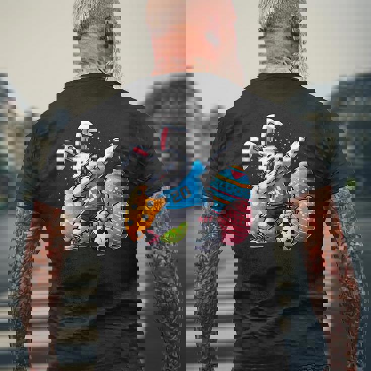 面白いイースターバニーとサッカーボールで軽くたたくイースターバニー。 メンズTシャツ バックプリント 高齢者への贈り物