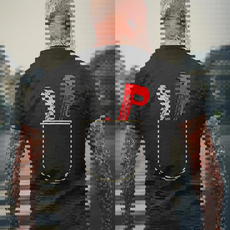 面白いパイプレンチ ポケット入り ギフト 配管工ポケット メンズTシャツ バックプリント 高齢者への贈り物