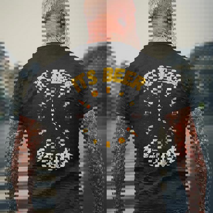 面白いビールoクロックティー。ナショナルビールデー、父の日に。 メンズTシャツ バックプリント 高齢者への贈り物