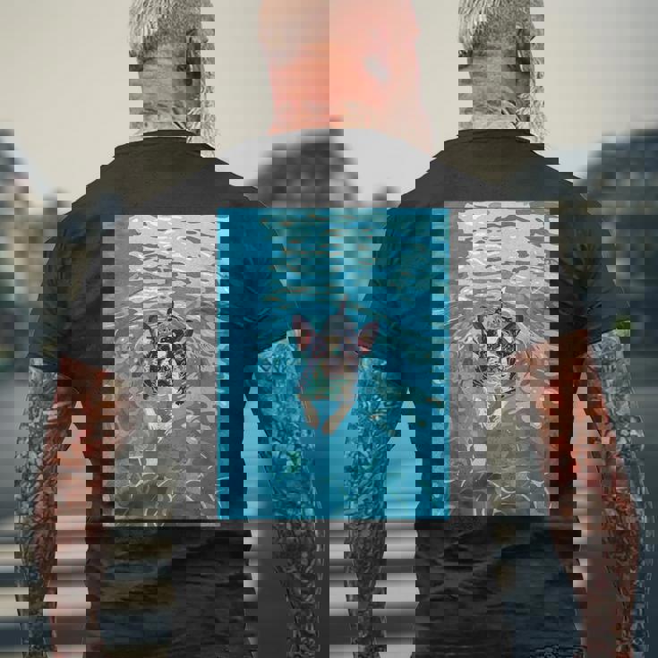 面白いボストンテリア プールで泳ぐ かわいい犬 ママ お父さん メンズTシャツ バックプリント 高齢者への贈り物