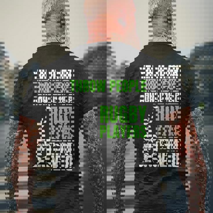 面白いラグビーコーチ、選手、ファンのラグビー。 メンズTシャツ バックプリント 高齢者への贈り物