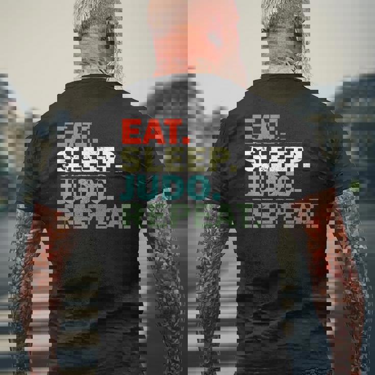 面白い柔道家が寝る柔道を食べる メンズTシャツ バックプリント 高齢者への贈り物