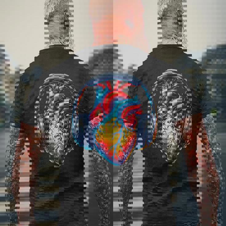 音楽解剖学的ハートとヘッドフォンdjミュージックグラフィック メンズTシャツ バックプリント 高齢者への贈り物