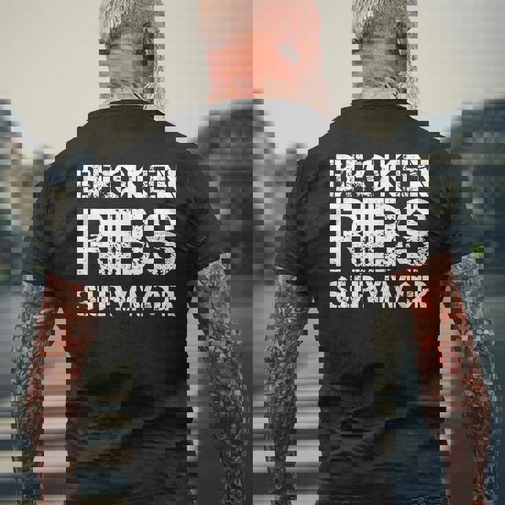 骨折した肋骨サバイバー メンズTシャツ バックプリント 高齢者への贈り物