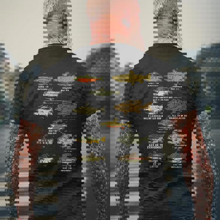 魚の種のトラウトのサーモンのバス釣りの漁師のアングラーのギフト メンズTシャツ バックプリント 高齢者への贈り物
