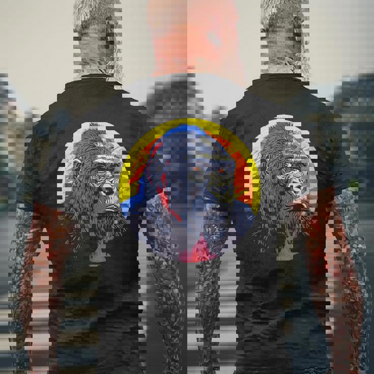 鮮やかなゴリラのイラスト、大胆な色。 メンズTシャツ バックプリント 高齢者への贈り物