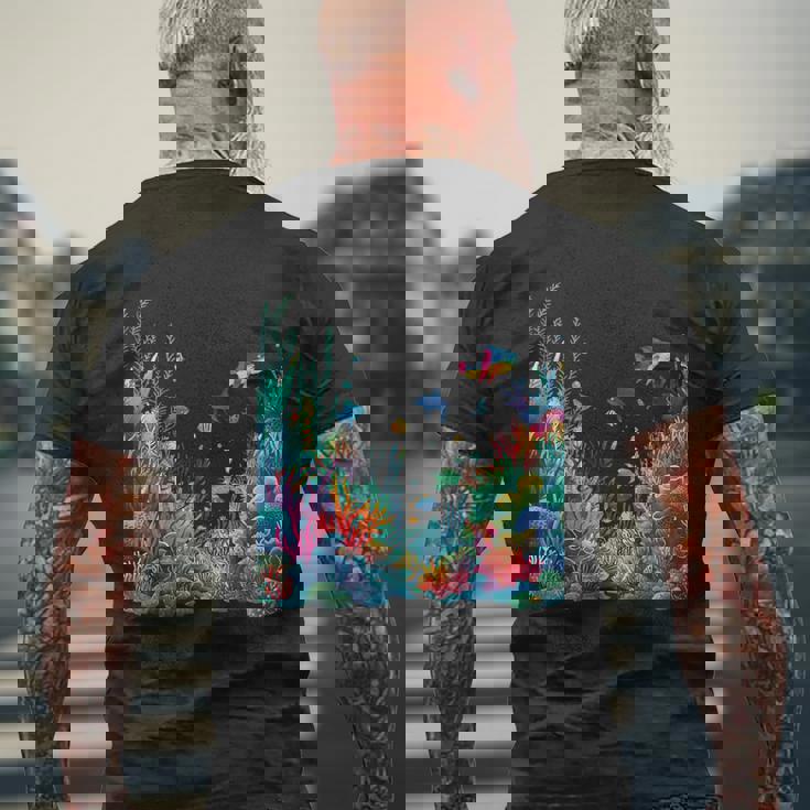 鮮やかなサンゴ礁海洋生物のシーン メンズTシャツ バックプリント 高齢者への贈り物