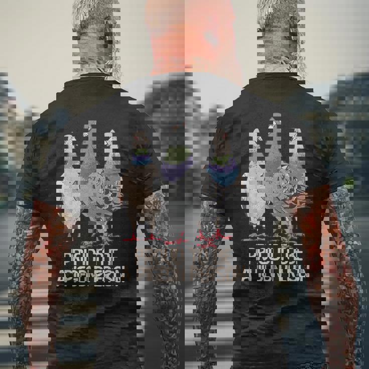 鳩の人であることを誇りに思う鳩好き。 メンズTシャツ バックプリント 高齢者への贈り物