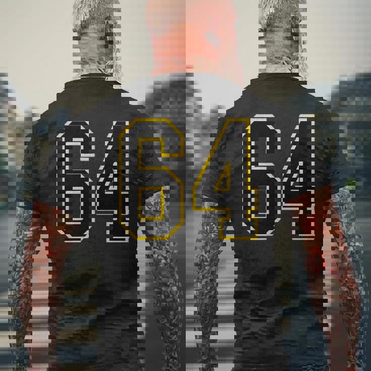 黒と黄色のカレッジスポーツスタイルの64番。 メンズTシャツ バックプリント 高齢者への贈り物