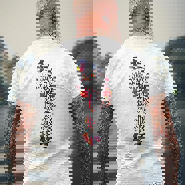 1000マイルの旅は一歩で始まる。 メンズTシャツ バックプリント 高齢者への贈り物