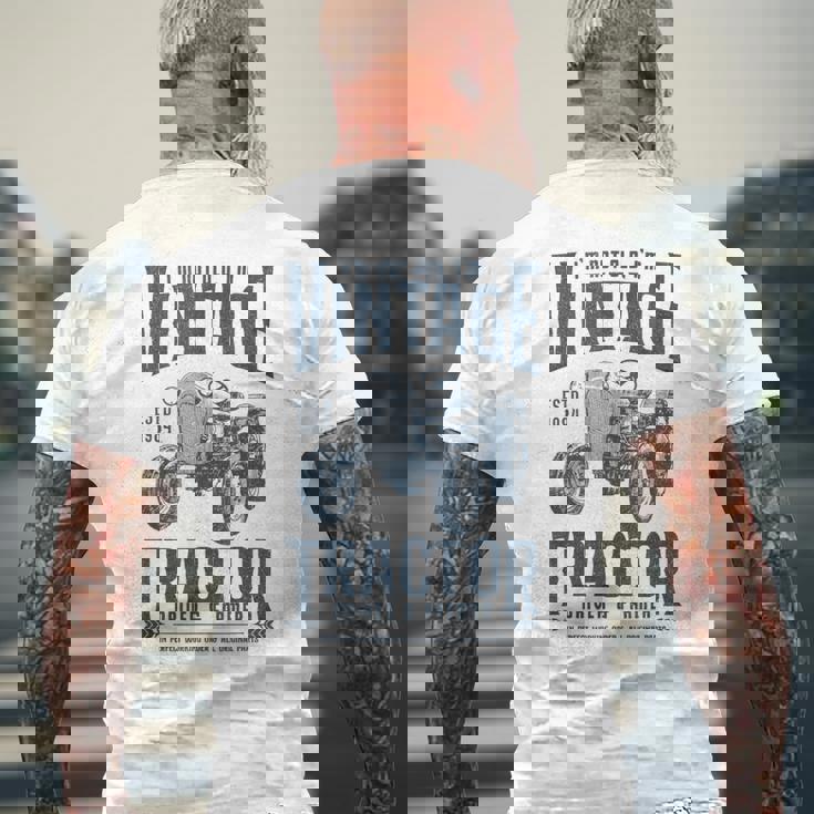 1984 年生まれのビンテージ トラクター ファーマーの誕生日 メンズTシャツ バックプリント 高齢者への贈り物