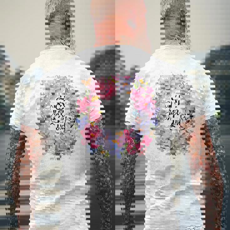 85年間愛されている 85歳の誕生日 花のリースと蝶 メンズTシャツ バックプリント 高齢者への贈り物