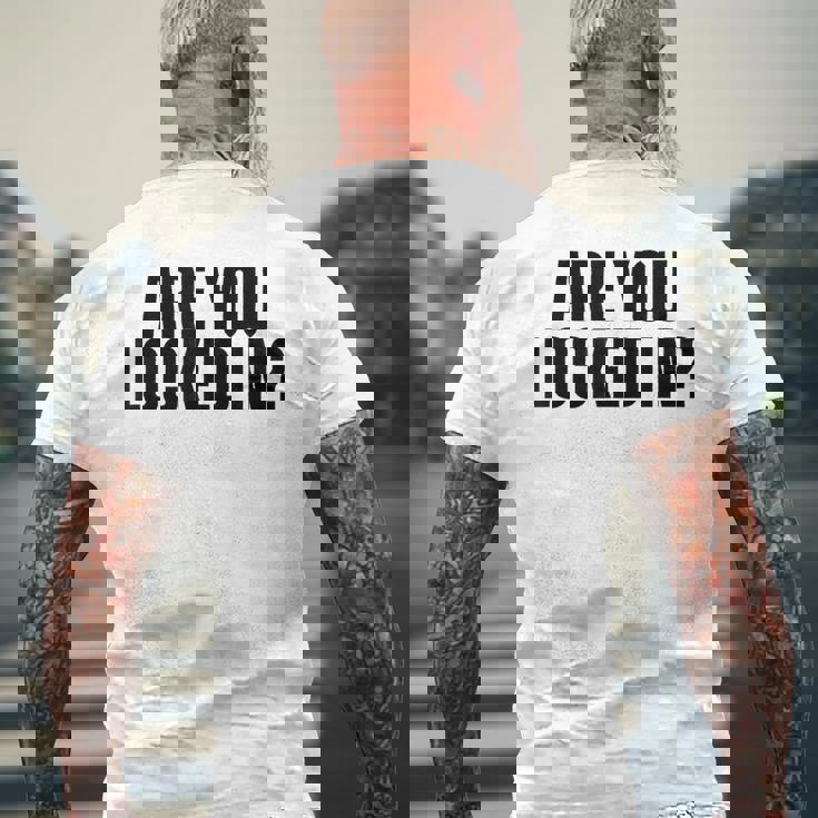 Are You Locked In モチベーションを高めるオールキャップブラックテキストデザイン メンズTシャツ バックプリント 高齢者への贈り物