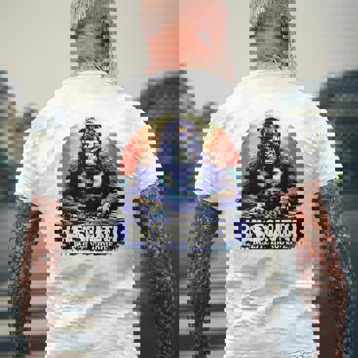 Bassquatch 音楽愛好家のためのサスカッチdjデザイン メンズTシャツ バックプリント 高齢者への贈り物