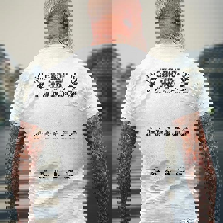 Class Of 2037 Grow With Me 手形 幼稚園 12年生 メンズTシャツ バックプリント 高齢者への贈り物