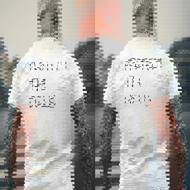 Protect The Dolls。 メンズTシャツ バックプリント 高齢者への贈り物