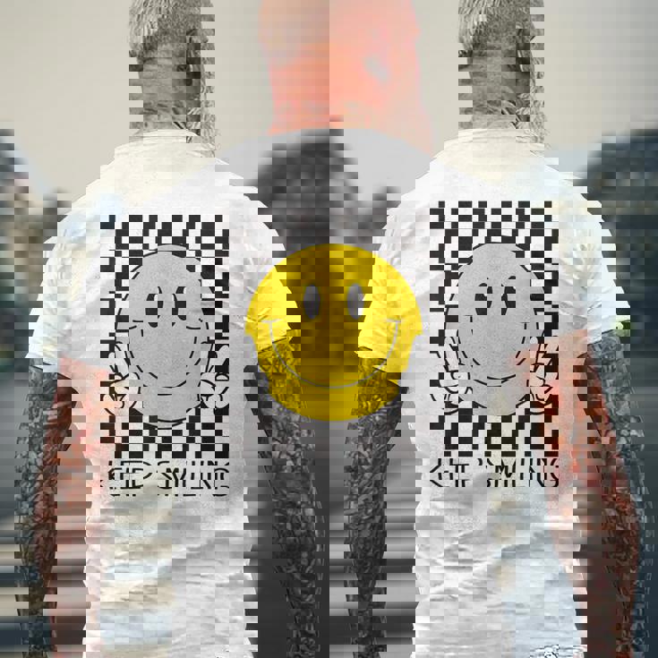 Keepmiling キュート 黄色 幸せ 平和 笑顔 ポジティブ メンズTシャツ バックプリント 高齢者への贈り物