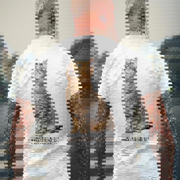 Mischief In Fur 猫写真 キジトラ 猫好き ネタ 猫しもべ 猫飼い 猫依存症 猫オーナー メンズTシャツ バックプリント 高齢者への贈り物