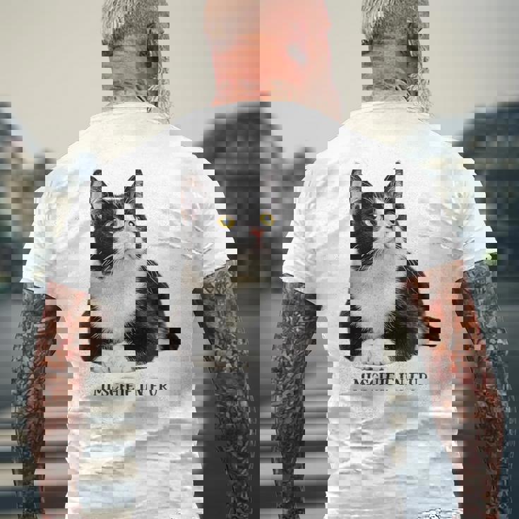 Mischief In Fur 猫写真 ハチワレ猫 黒白猫 猫好き ネタ 猫しもべ 猫飼い 猫依存症 メンズTシャツ バックプリント 高齢者への贈り物