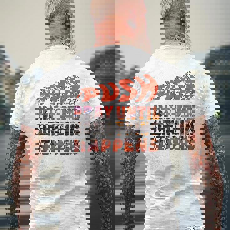 Pray Untilomething Happens インスピレーショナル クリスチャン メンズTシャツ バックプリント 高齢者への贈り物