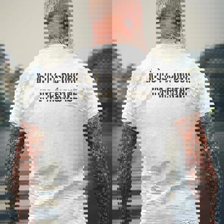 「パワーがあるところ、抵抗がある」 フーコー。 メンズTシャツ バックプリント 高齢者への贈り物