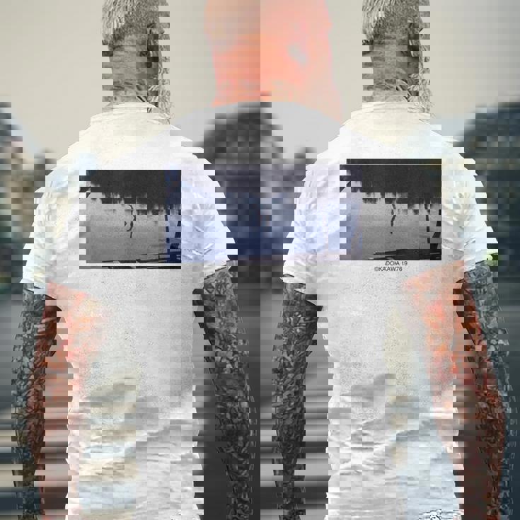 「犬神家の一族」逆さ足ショット メンズTシャツ バックプリント 高齢者への贈り物