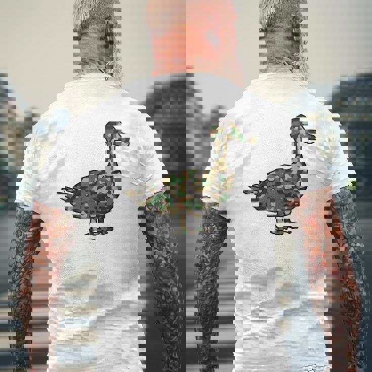 「鴨フラージュ」かも カモフラージュ 迷彩 ダジャレ 駄洒落 動物 鳥 カモ 鳧 カムフラージュ 兵士 軍隊 軍人 国防 メンズTシャツ バックプリント 高齢者への贈り物