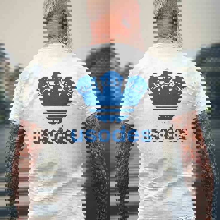 【バックプリント・背中側】ウソデス Usodes かわうそです。《ブルー 青》スポーツ ブランド パロディ 面白い メンズTシャツ バックプリント 高齢者への贈り物